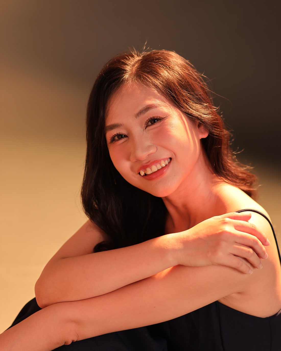Dương Thị Kim Quyên — Transition Coach, đang mỉm cười trong ánh sáng ấm.